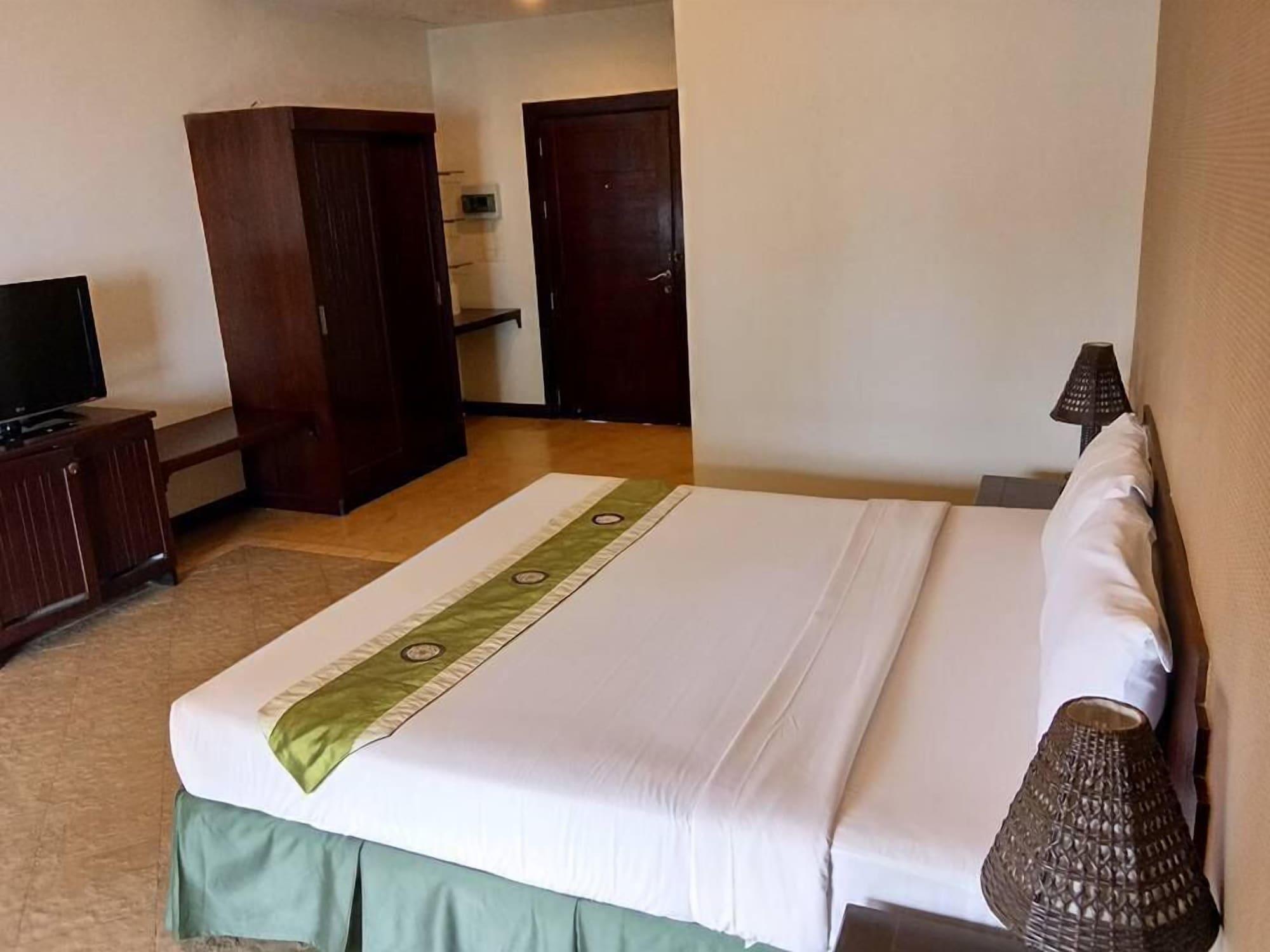 Golden Pine Beach Resort Pran Buri Extérieur photo