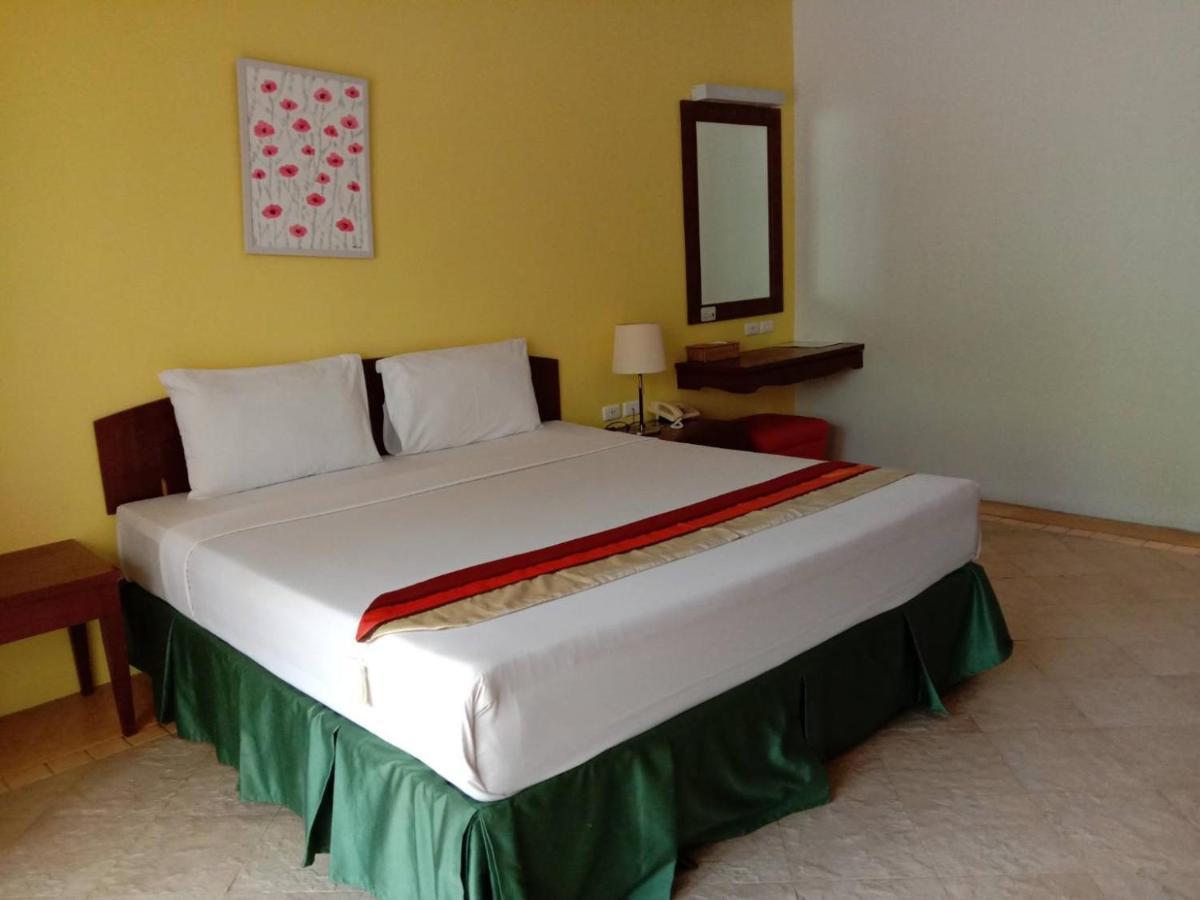 Golden Pine Beach Resort Pran Buri Extérieur photo