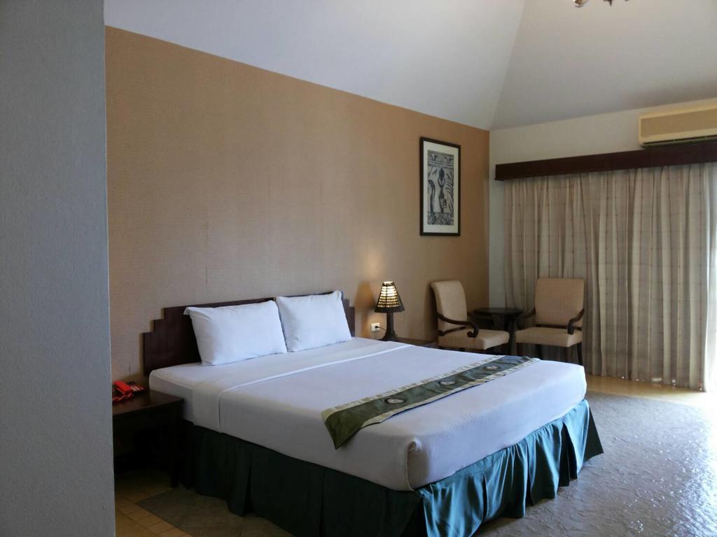 Golden Pine Beach Resort Pran Buri Extérieur photo