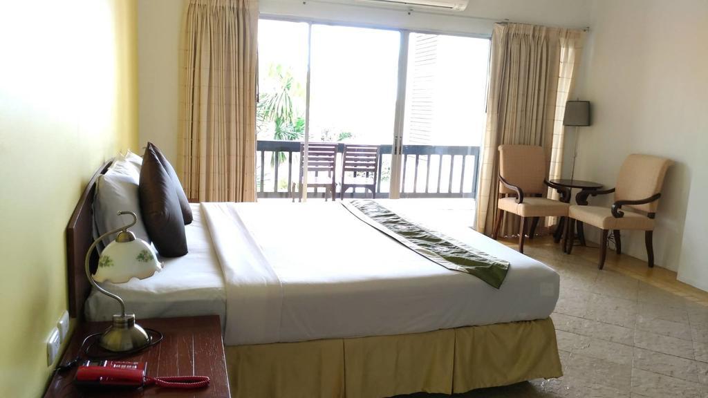 Golden Pine Beach Resort Pran Buri Extérieur photo