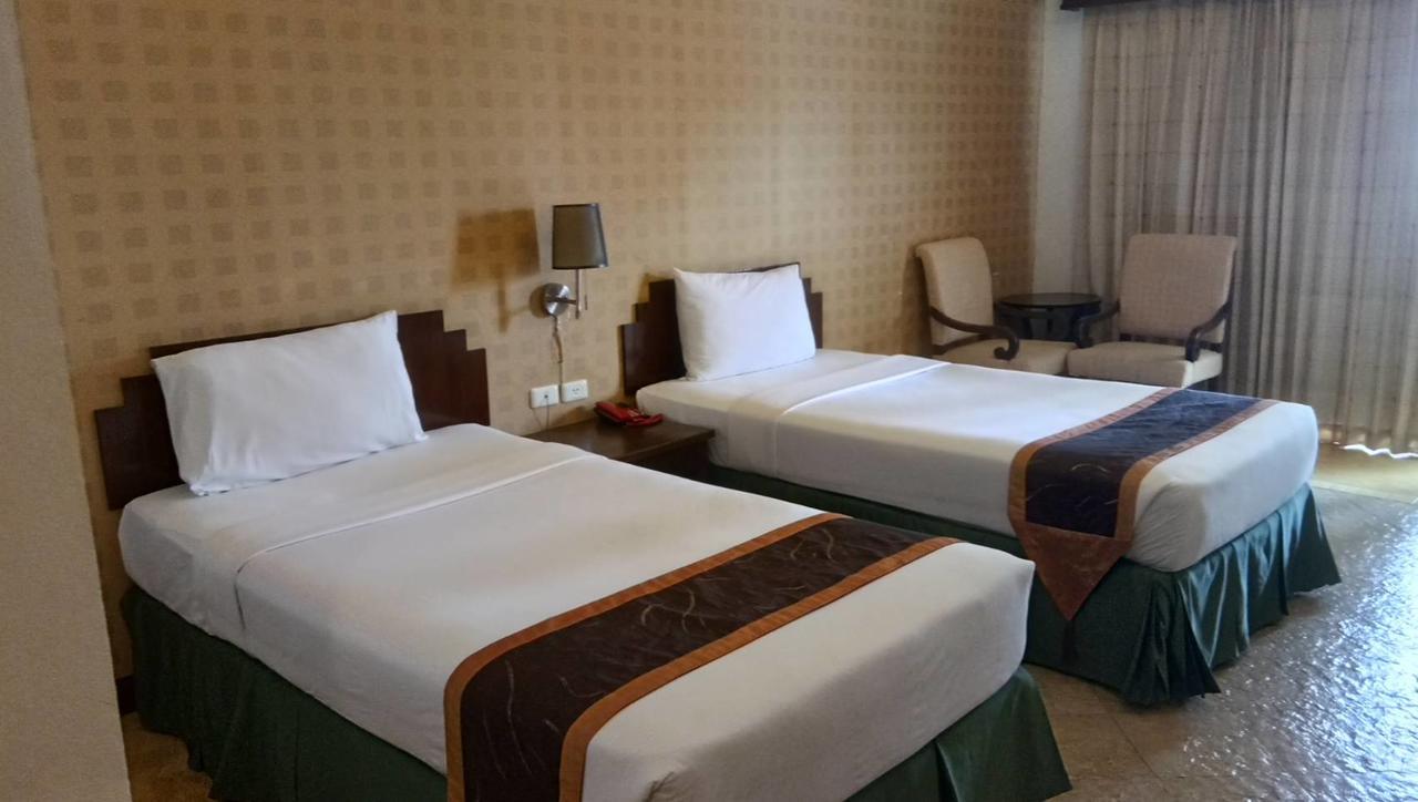 Golden Pine Beach Resort Pran Buri Extérieur photo
