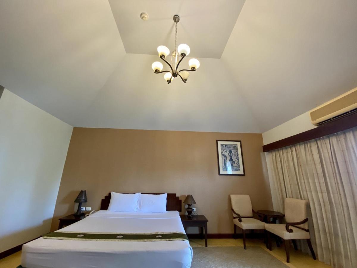Golden Pine Beach Resort Pran Buri Extérieur photo